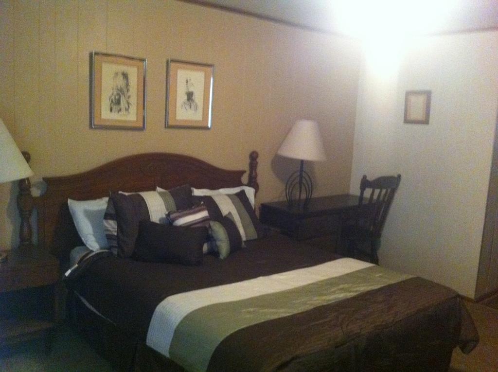 Holiday Motel Canon City Room photo