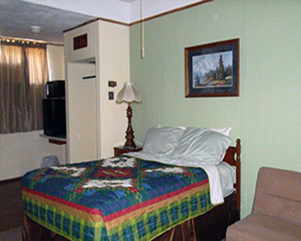 Holiday Motel Canon City Room photo